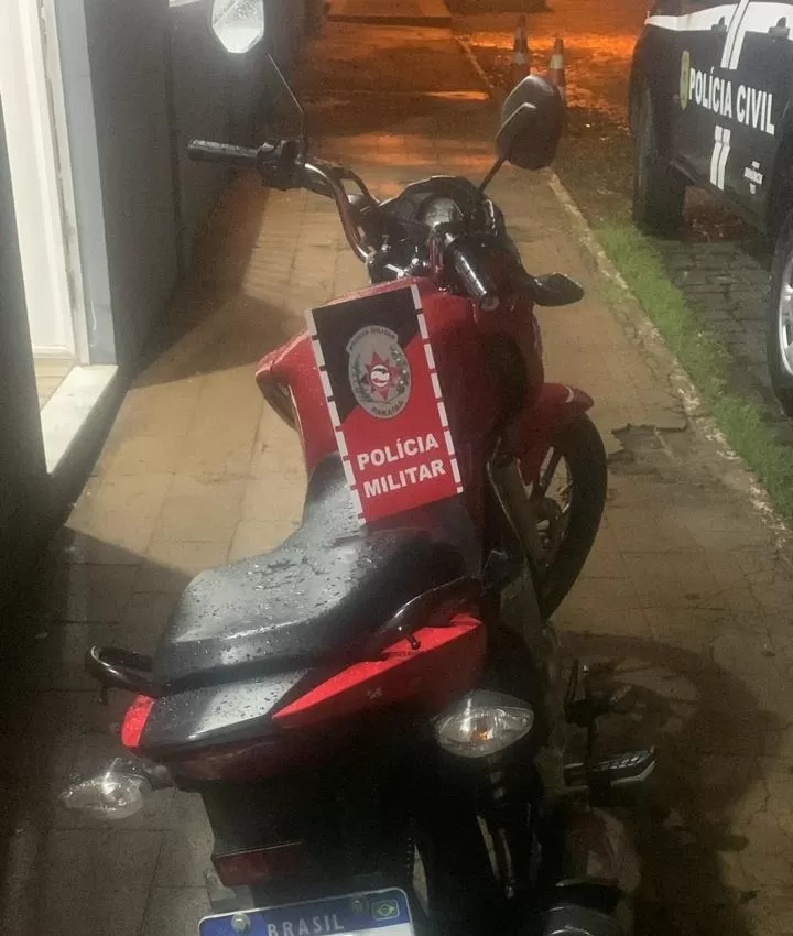 Em ação rápida, Polícia Militar recupera moto roubada e apreende arma de fogo, em São Bento