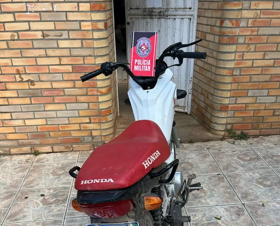 Polícia Militar recupera motocicleta roubada e conduz dupla à 18ª DSPC, na cidade de Catolé do Rocha