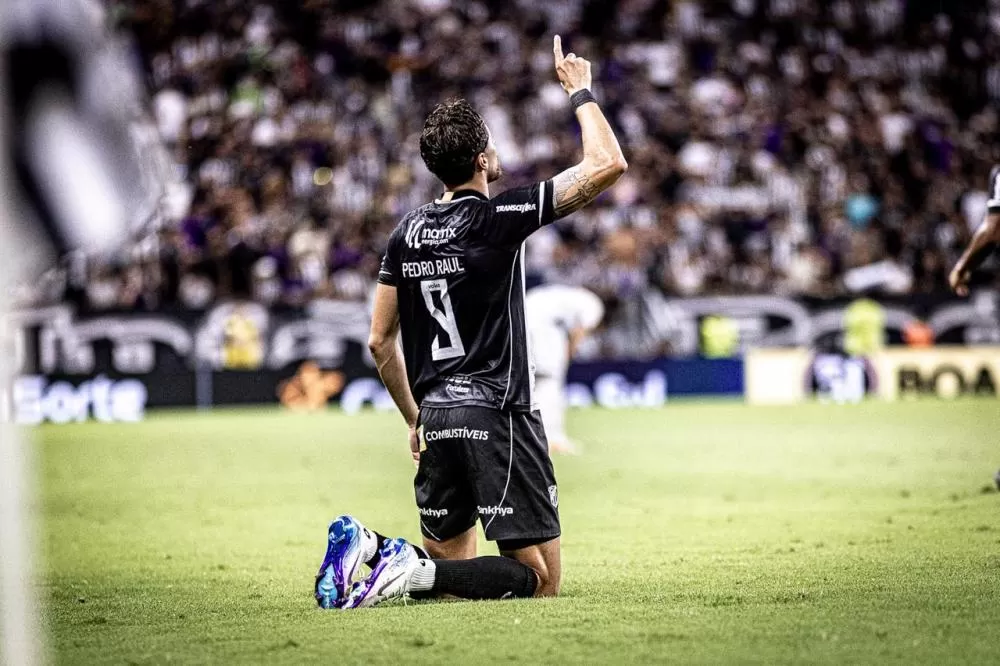 Com dois gols de Pedro Raul, Ceará vence Vasco e se recupera no Brasileirão
