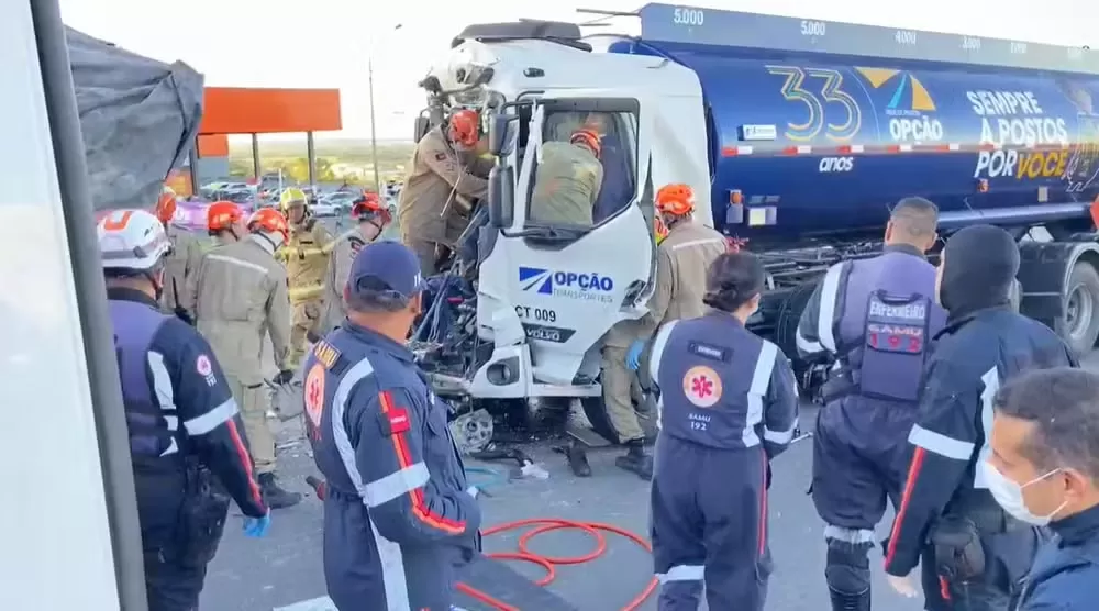 Caminhão-tanque colide com carreta e motorista fica preso às ferragens, em Santa Rita