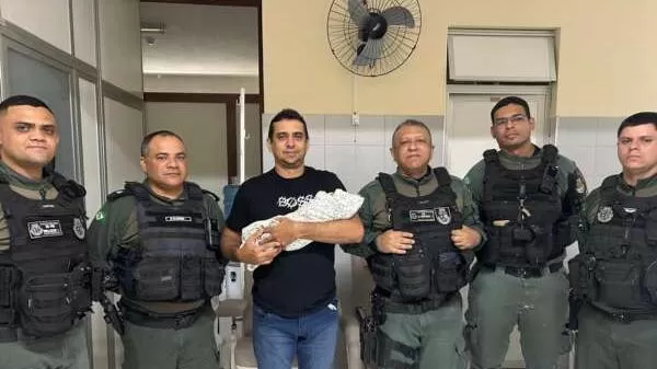 PMs encontram recém-nascida com vida abandonada dentro de uma sacola em uma calçada em Quixadá 