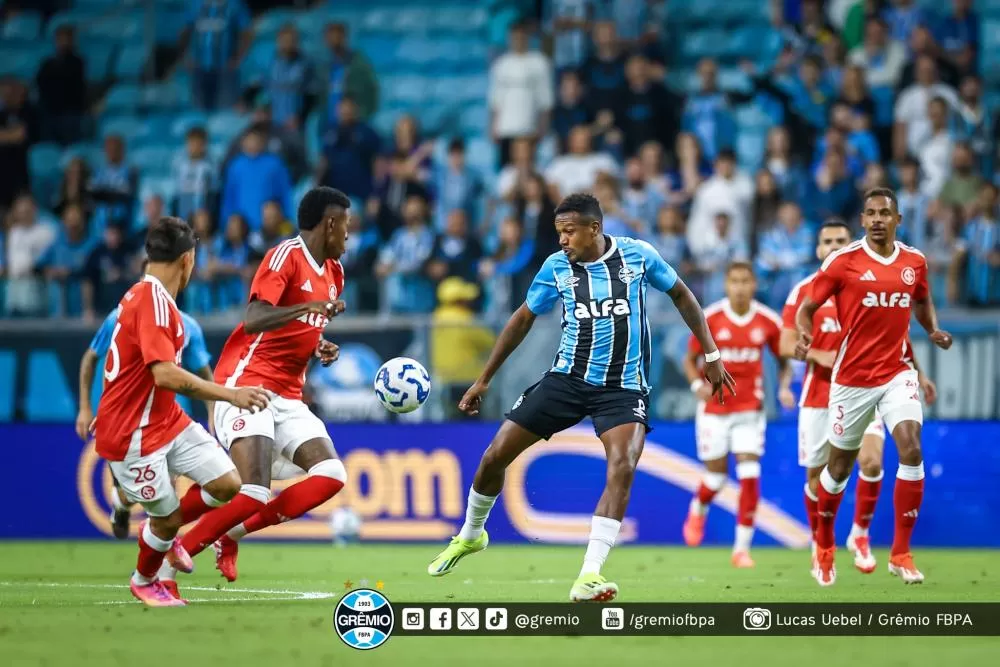 Em Gre-Nal com polêmica no VAR, Grêmio e Inter empatam na Arena