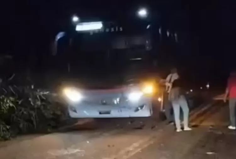 Ônibus colide com carro parado na pista e o arremessa em açude entre Bonito de Santa Fé e Monte Horebe