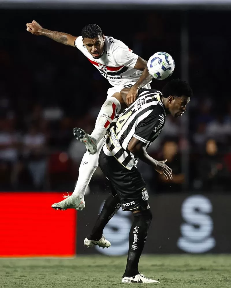 São Paulo bate o Santos em casa e vence a primeira no Brasileirão