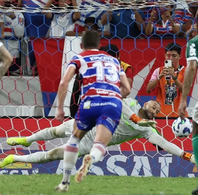 Weverton pega pênalti no fim, Palmeiras vence o Fortaleza e lidera o Brasileirão