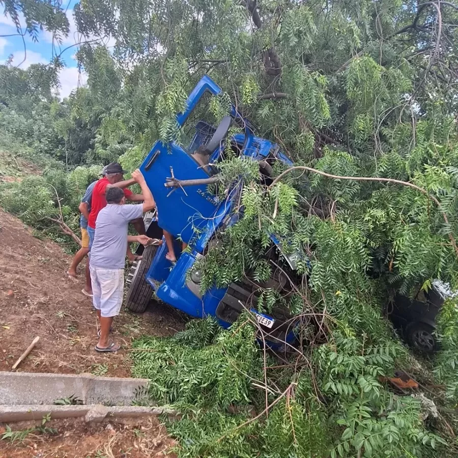 Caminhão tomba na BR-230 em Santa Luzia e deixa motorista ferido