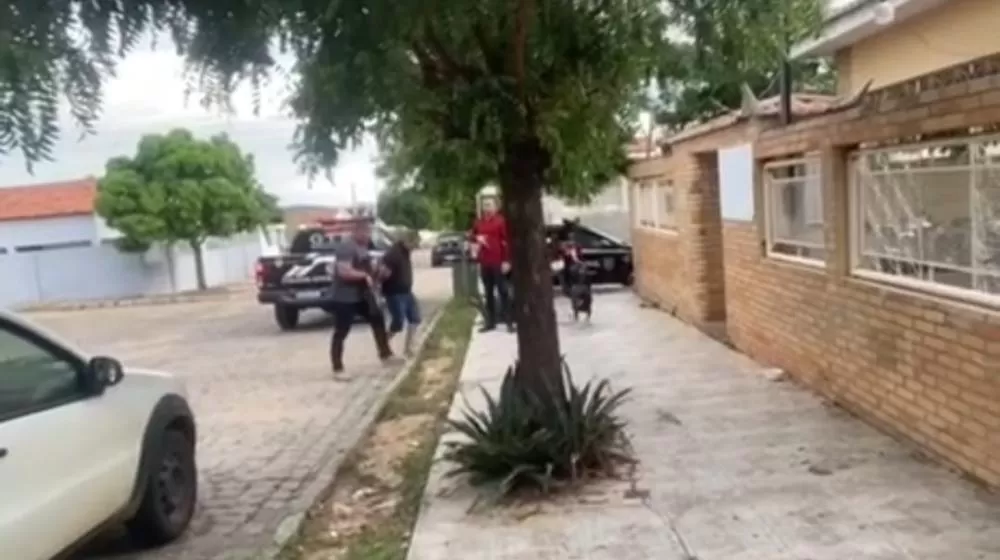 Homem é preso por força de mandado de prisão na tarde desta quarta-feira (23), na cidade de Brejo do Cruz