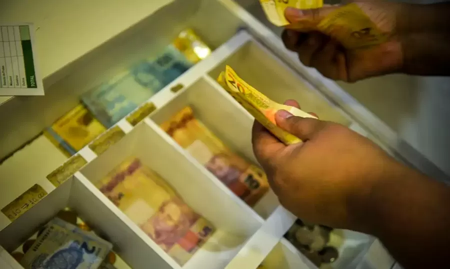 Aposentados e pensionistas começam a receber antecipação do 13º 