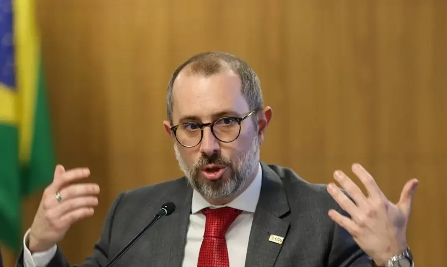 Descontos do INSS para associações estão suspensos, diz CGU 