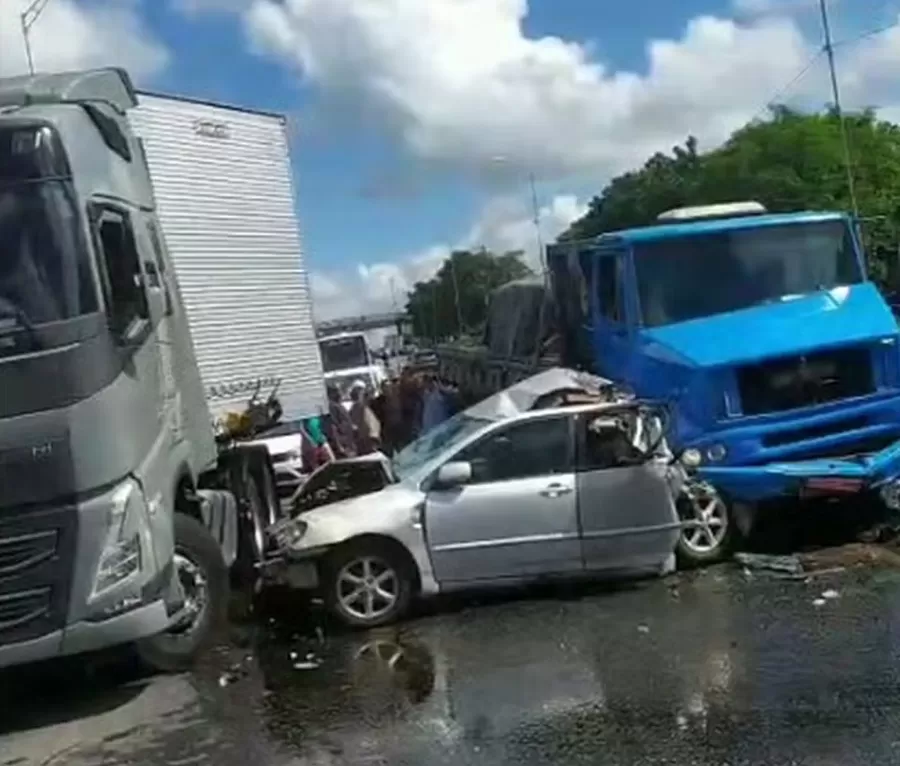 Acidente entre dois caminhões, um carro e uma moto deixa feridos na BR-101, em João Pessoa