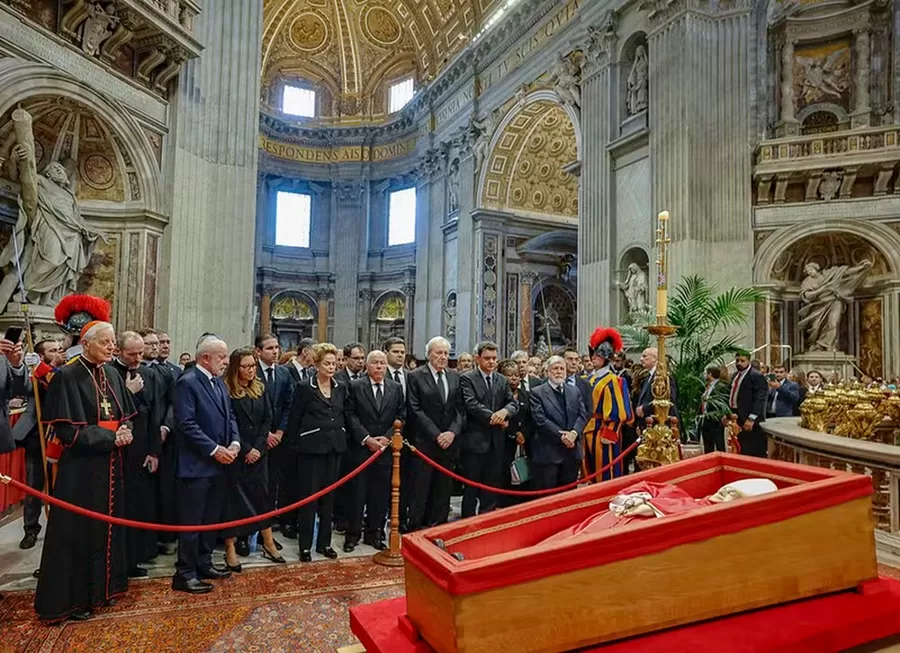 Lula participa de velório do papa Francisco e destaca 'sabedoria, coragem e compaixão' de pontífice