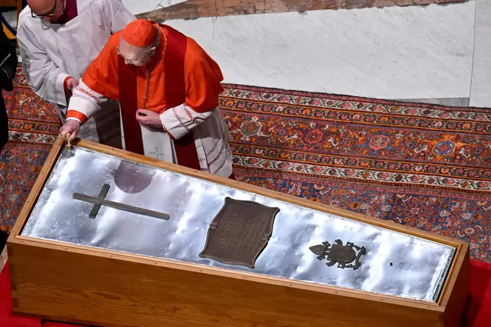 Caixão do papa Francisco é fechado no Vaticano