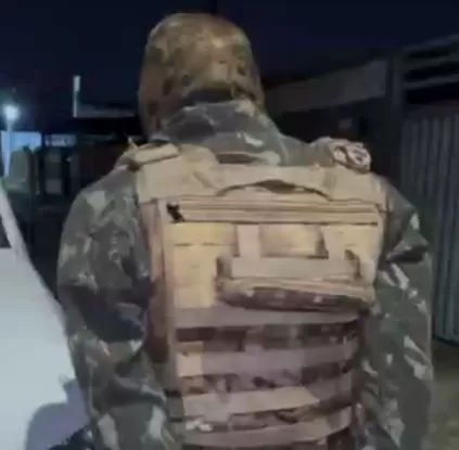 Homem é preso em flagrante neste domingo (27) em João Pessoa ao traficando drogas vestido de militar