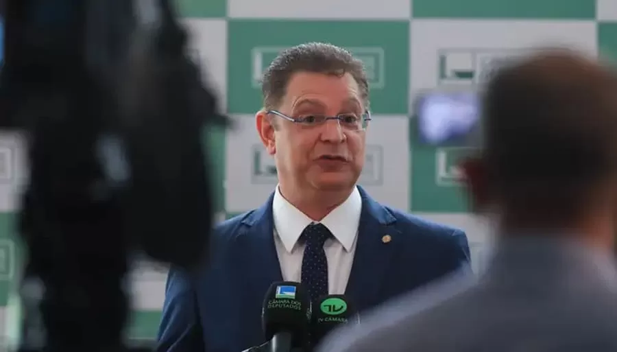 Dino manda Sóstenes Cavalcante, líder do PL na Câmara, explicar novo acordo de divisão de emendas parlamentares