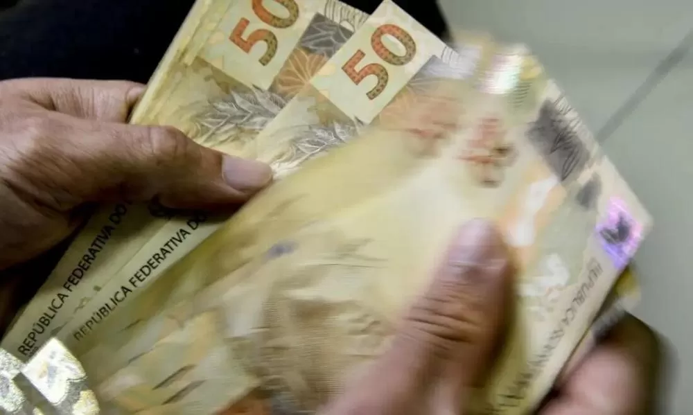 Trabalhador pode trocar dívidas mais caras por consignado para CLT 