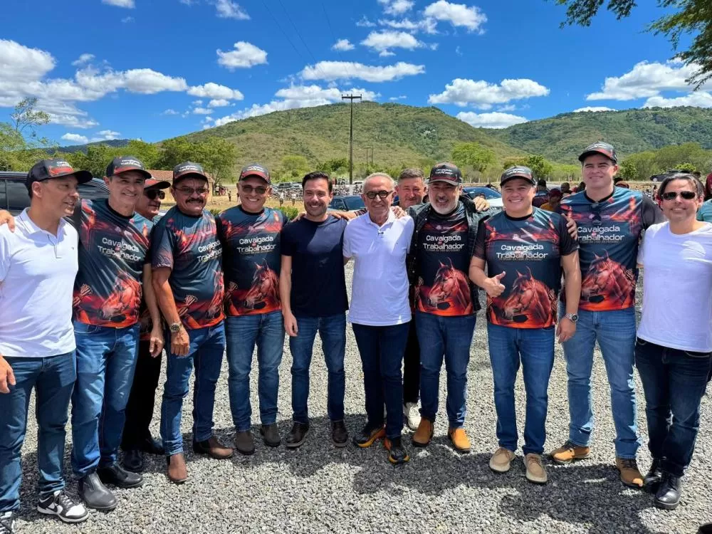 De cavalo e de foguete: Prefeito de Mogeiro recebe Efraim e Cícero durante evento