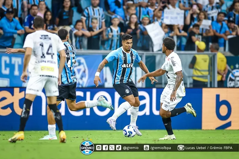 Grêmio faz gol na reta final e vence o Santos em duelo dos desesperados