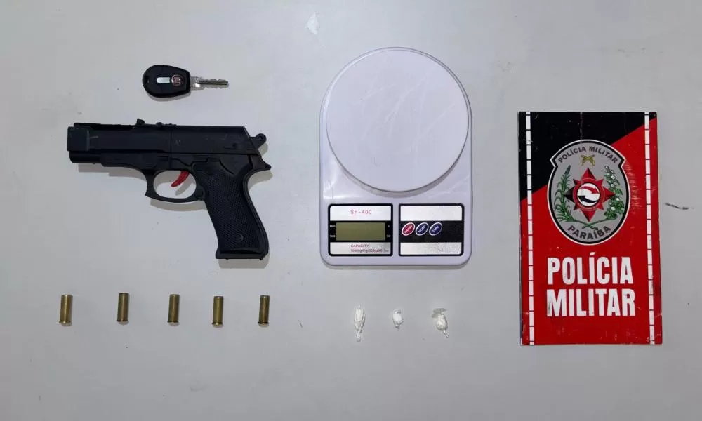 Polícia Militar prende suspeito, recupera moto roubada e apreende droga, em Catolé do Rocha