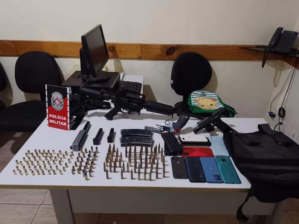 Operação prende integrantes de facção criminosa e apreende arsenal do grupo no litoral sul da Paraíba