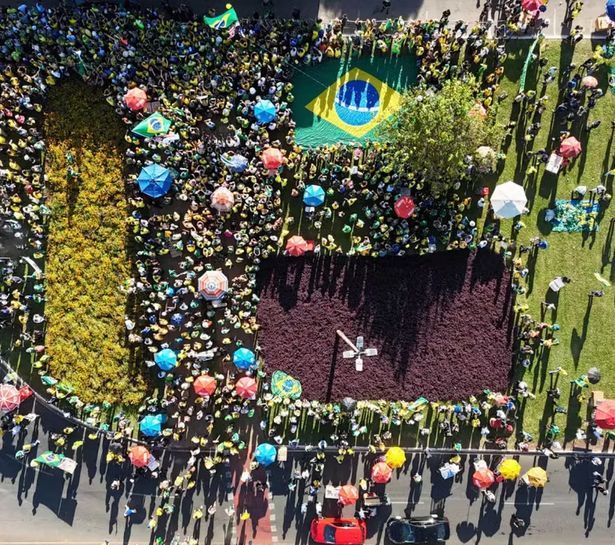 Ato bolsonarista por anistia reúne 4 mil pessoas em Brasília, 10% do público na Paulista há um mês, indica levantamento