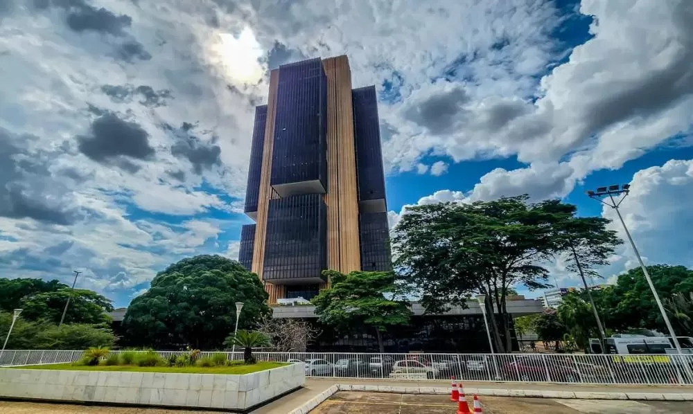Copom eleva juros básicos da economia para 14,75% ao ano e Taxa Selic sobe para maior nível em 19 anos