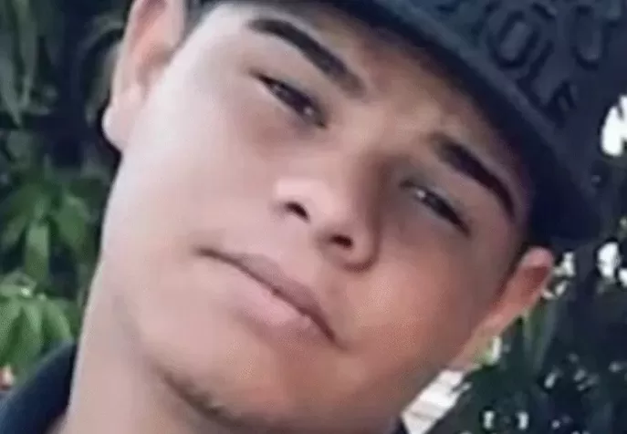 Jovem de 25 anos foi morto a tiros neste sábado (10) enquanto lavava o carro