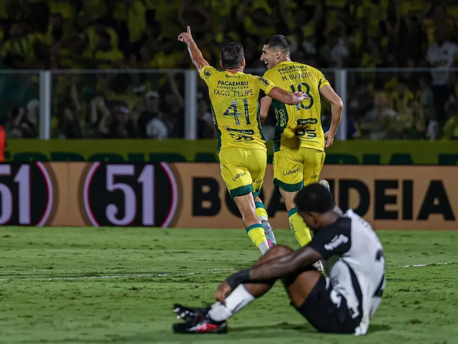 Memphis perde pênalti, Corinthians leva virada do Mirassol e perde a primeira com Dorival 