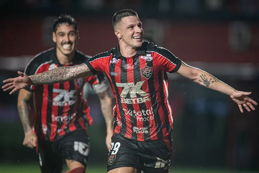 Com um a menos, Vitória arranca virada contra o Vasco e vence no Barradão