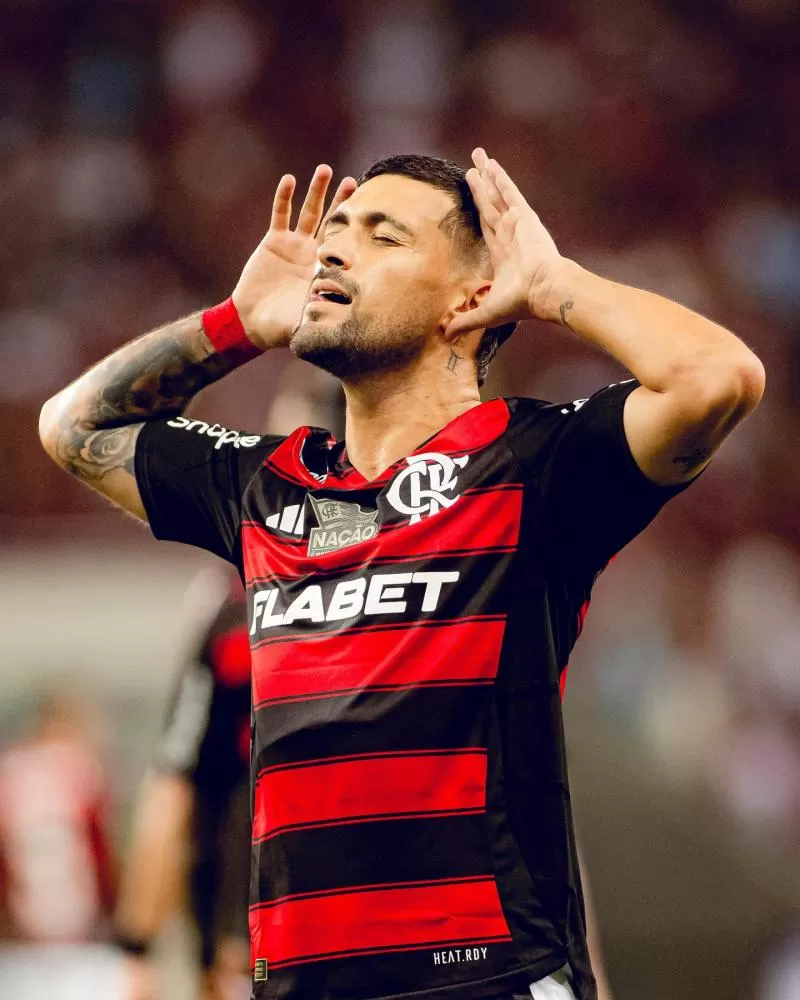 Arrascaeta marca, Flamengo vence o Bahia e é líder do Brasileirão