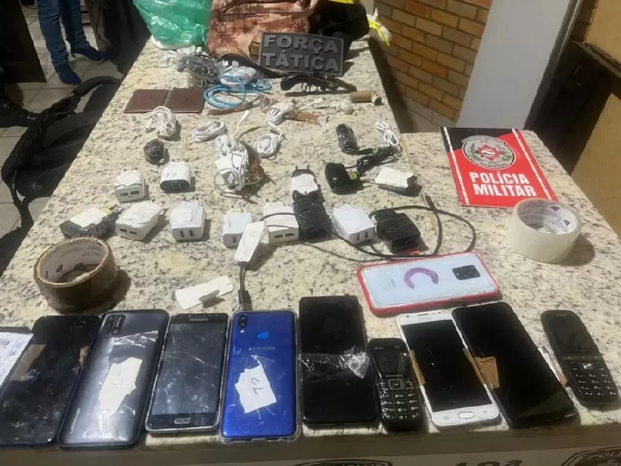 Polícia Militar prende dupla e apreende armas, drogas e celulares próximo ao Presídio de Catolé do Rocha