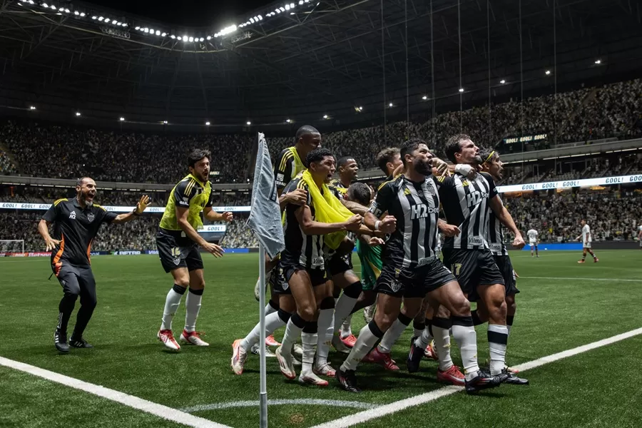 Em jogo de cinco gols, Atlético-MG vence Fluminense, de virada, na reabertura da Arena MRV