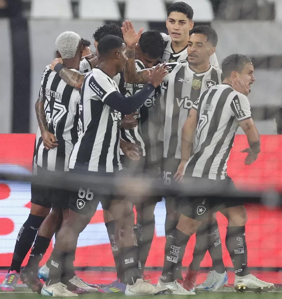 Em noite de golaços, Botafogo atropela o Inter e se recupera no Brasileirão