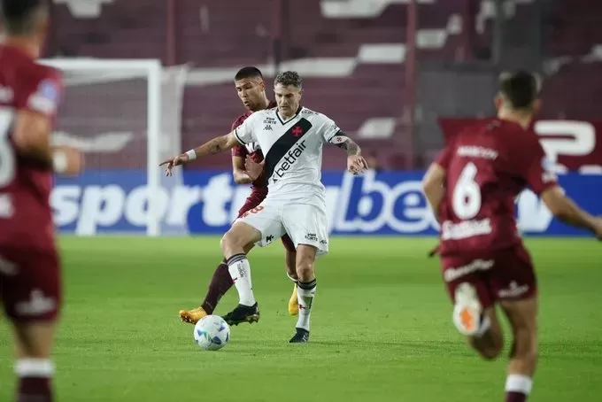 Na estreia de Diniz, Vasco perde para Lanús e se complica na Sul-Americana