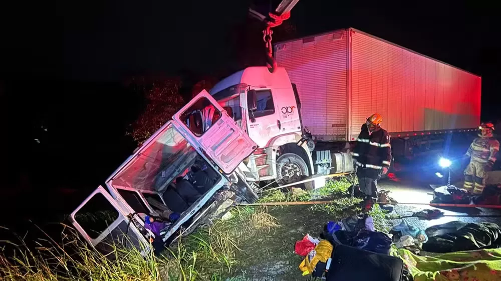 Batida entre carreta e micro-ônibus deixa nove pessoas mortas e 10 feridas na BR-251