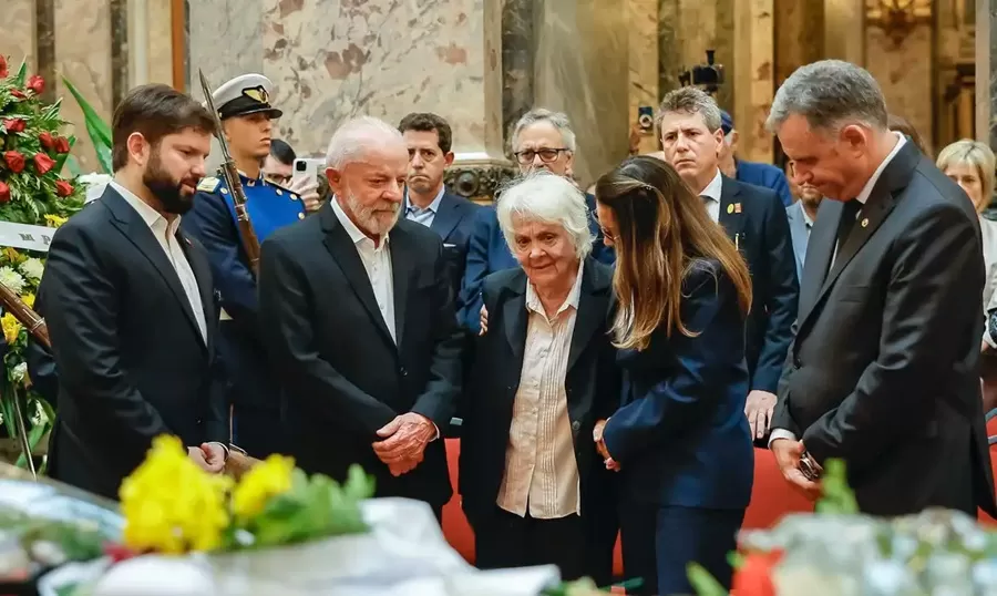 Milhares de uruguaios se despedem de Pepe Mujica em funeral 