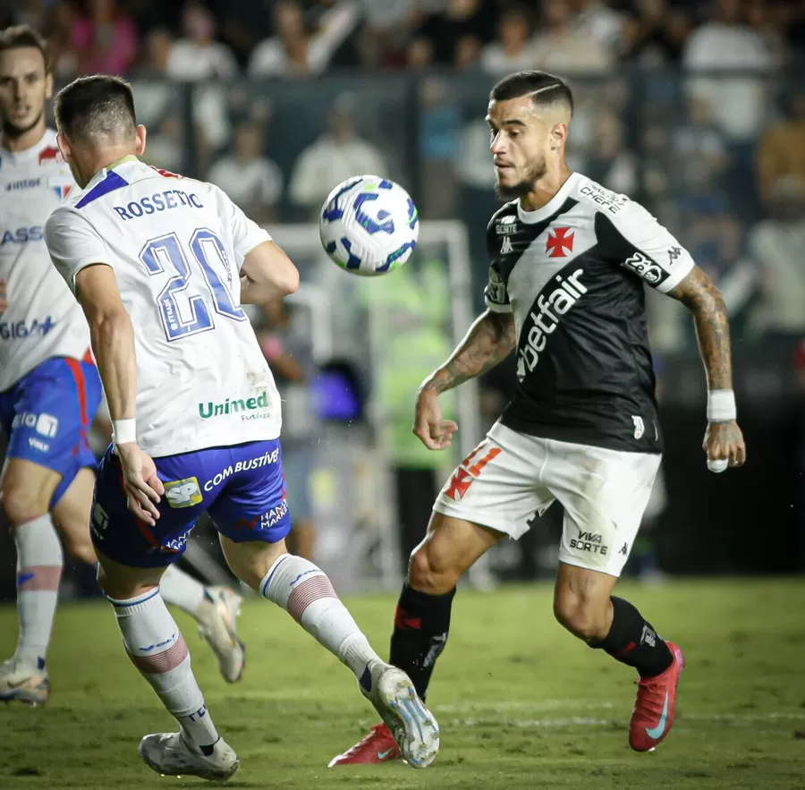 Vegetti faz dois gols, Vasco vence o Fortaleza e sai da zona de rebaixamento