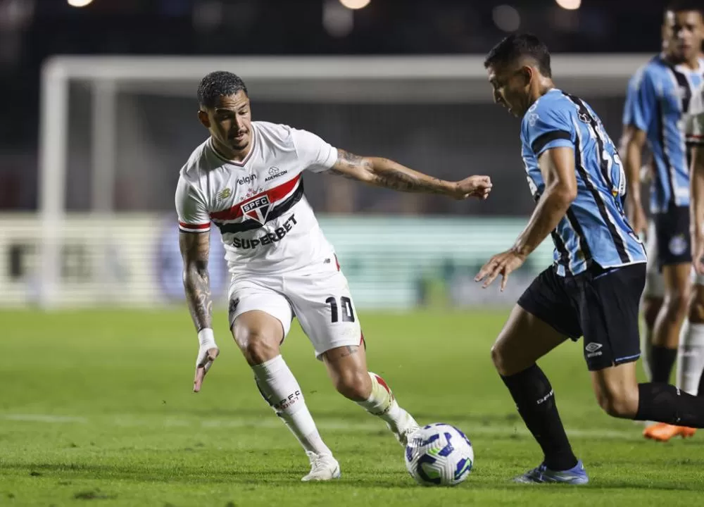 São Paulo vence de virada e empurra Grêmio para a zona de rebaixamento