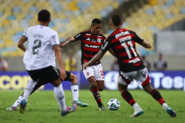 Flamengo e Botafogo fazem clássico movimentado, mas não saem do zero
