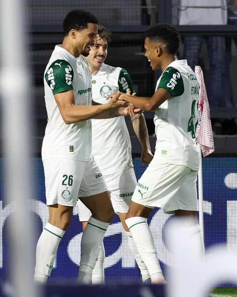 Líder Palmeiras vira sobre o Bragantino e abre vantagem na ponta do Brasileirão