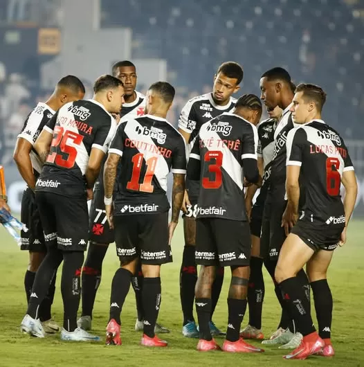 Léo Jardim pega três pênaltis, Vasco bate o Operário-PR e avança na Copa do Brasil