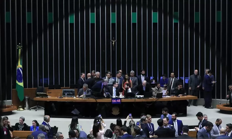 Câmara aprova urgência para PL que proíbe desconto automático no INSS 