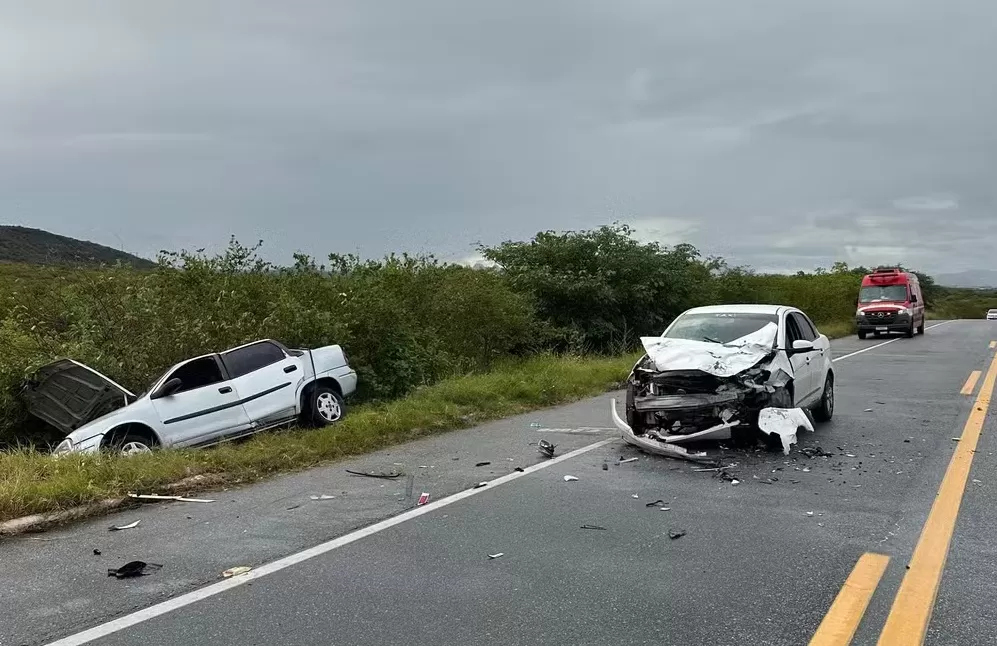 Homem morre após carro derrapar na pista e ser atingido por outro veículo no Sertão da Paraíba