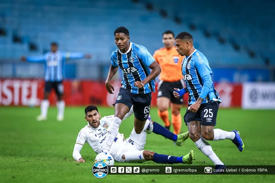Grêmio vence, fica em segundo e vai pegar o Alianza Lima no playoff
