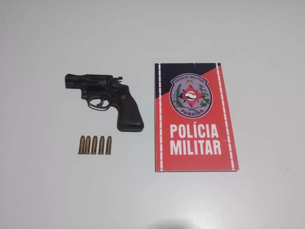 Polícia Militar apreende arma de fogo durante abordagem a veículo no bairro Emboca, na cidade de Brejo do Cruz