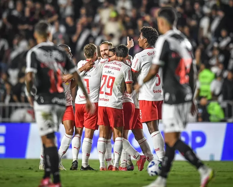 Bragantino supera o Vasco em São Januário e dorme líder do Brasileirão