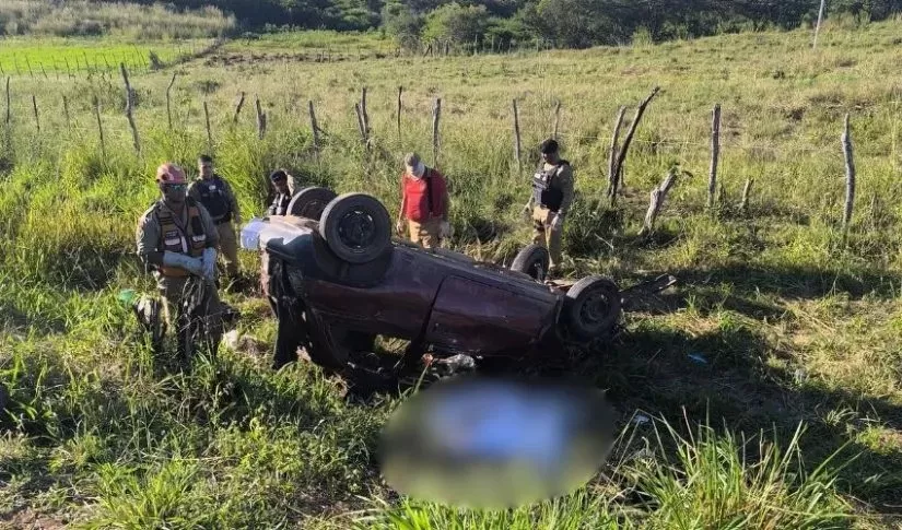 Uma pessoa morre e cinco ficam feridas após carro capotar na rodovia entre Monte Horebe e Bonito de Santa Fé