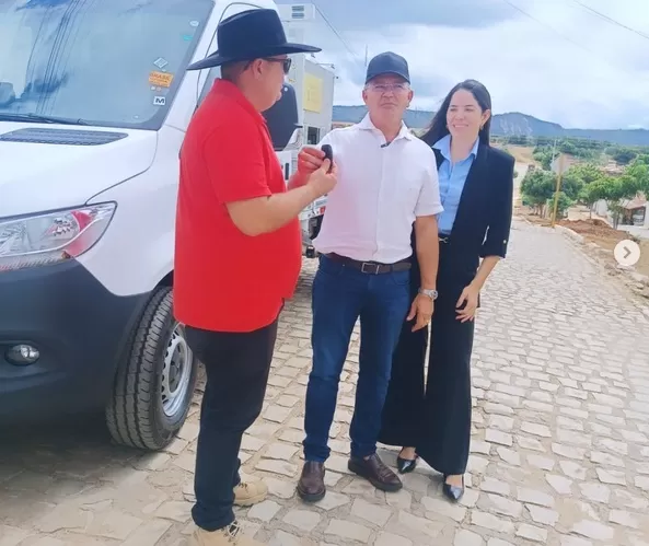 Prefeito Laurinho Maia entregou nesta quinta-feira um Caminhão Mercedes-Benz (0 km) à Secretaria de Infraestrutura