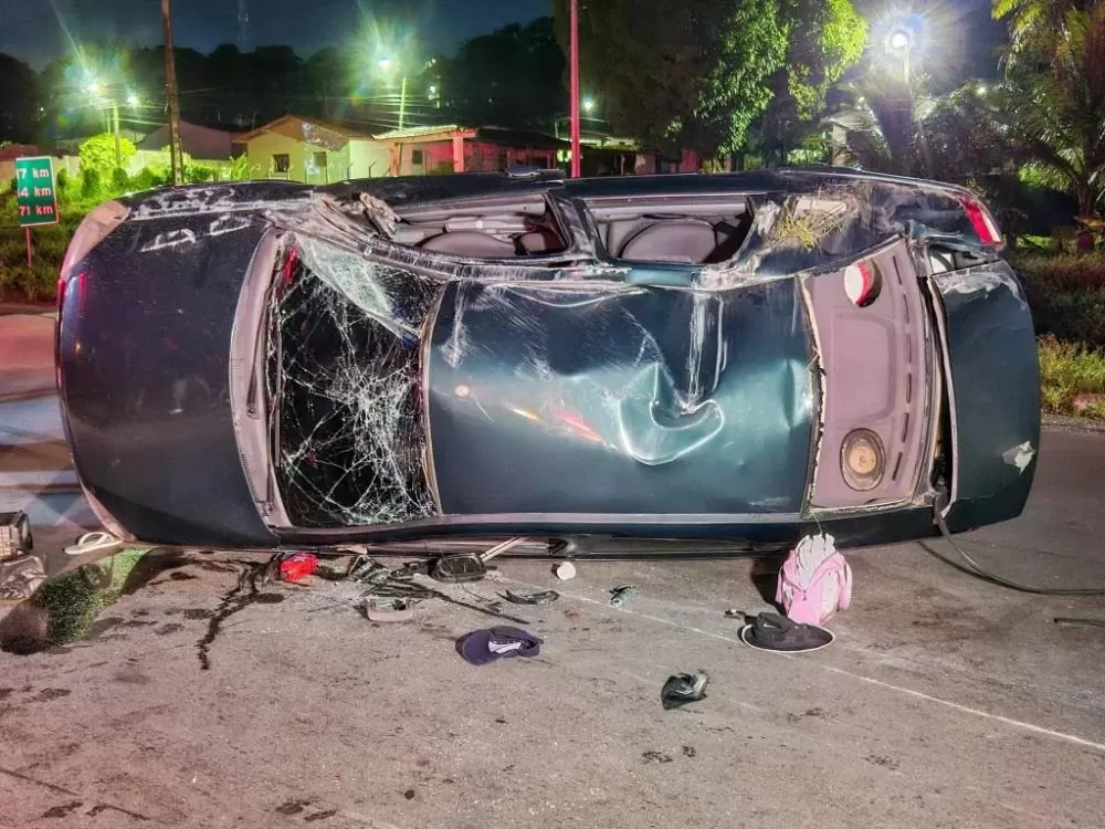 Dupla capota carro durante fuga e é presa na madrugada desta sexta-feira (6), com arma e celulares 