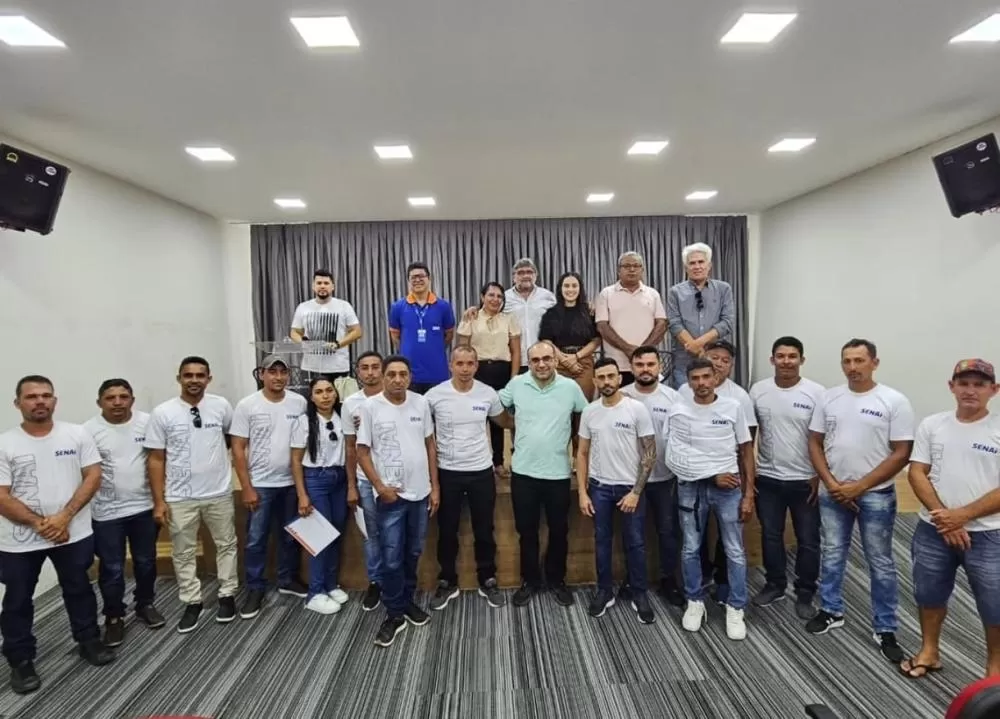 Prefeitura de Brejo do Cruz entrega certificados para concluintes dos cursos de pedreiro e assentador de revestimento cerâmico