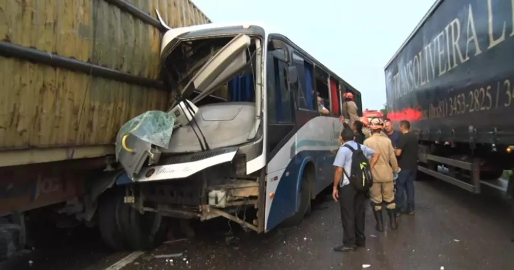 Acidente entre ônibus e caminhão deixa um morto e mais de 25 feridos na Grande João Pessoa 